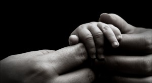 baby-hand-holding-mothers-hand1-470x260